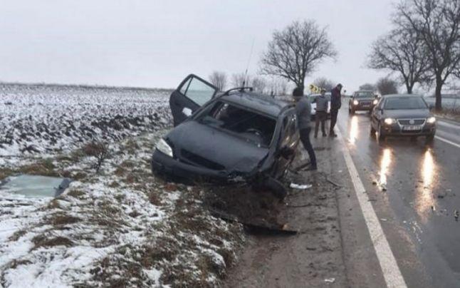 Accident grav la ieşirea din Botoşani. Două autoturisme s-au ciocnit frontal după o depăşire greşită