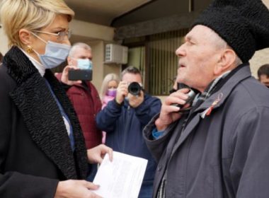 Un pensionar i-a oferit o ciocolată ministrului Muncii, drept mulţumire pentru că i-a ascultat ofurile legate de pensie