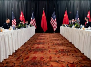Prima întâlnire majoră SUA-China din epoca Biden: certuri fără perdea în faţa camerelor de filmat. „SUA n-are dreptul să ne vorbească de sus”