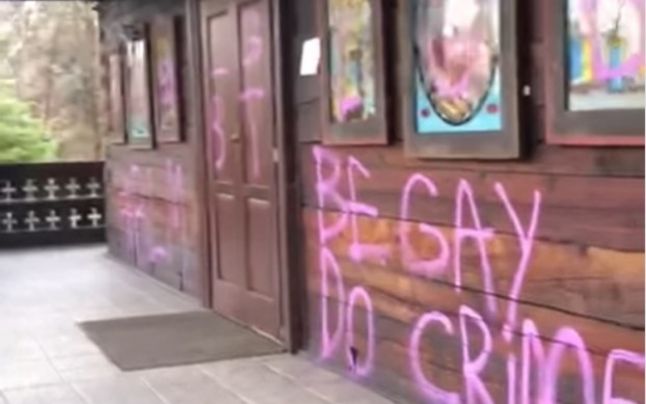 Biserica din parcul IOR, vandalizată cu mesaje LGBT. Reacţia Patriarhiei Române: „Exemplu strident de acte violente”