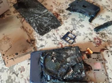 Unui bărbat din Baia Mare i-a explodat telefonul în timp ce naviga pe internet. Răspunsul în doi peri al companiei