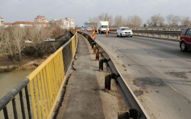 Zeci de şoferi, lăsaţi fără permis în doar 2 ore pe podul peste râul Ialomiţa