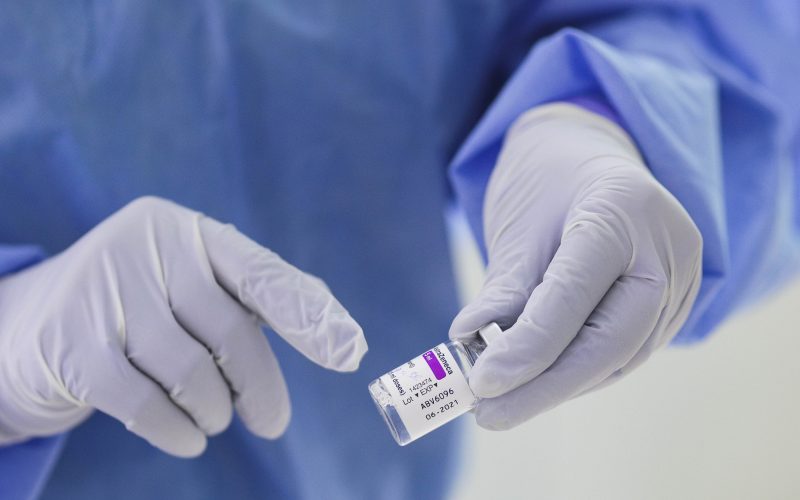 Anunţ oficial despre „riscul de trombocitopenie şi de tulburări de coagulare“ la vaccinul AstraZeneca. Ce semne trebuie să urmărească pacienţii