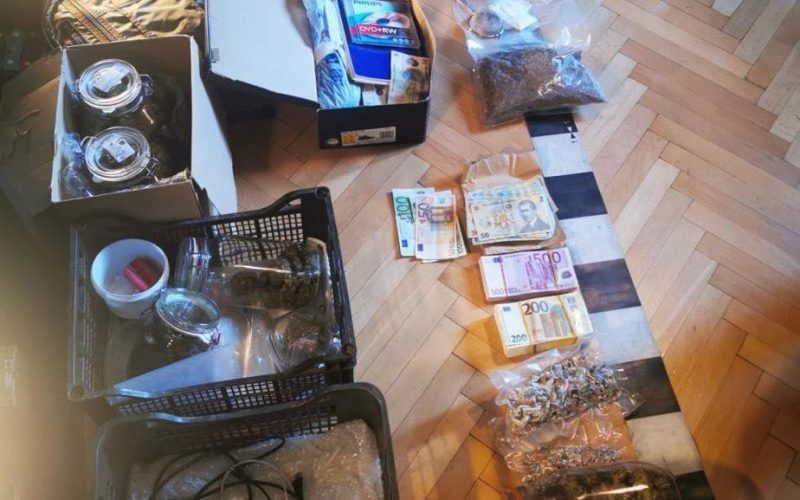 Cantitate uriaşă de bani şi droguri capturată de poliţişti de la o grupare de traficanţi din Bucureşti. Cinci persoane au fost arestate
