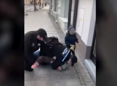 Intervenţie brutală a poliţiei în faţa unui copil. Cehii sunt revoltaţi