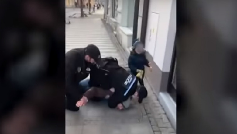 Intervenţie brutală a poliţiei în faţa unui copil. Cehii sunt revoltaţi