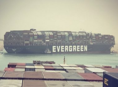 Comerţul mondial, blocat în Canalul Suez