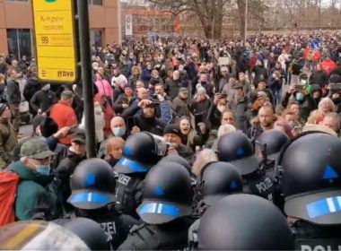 Proteste în mai multe oraşe din Germania, faţă de restricţiile anti-Covid. Poliţia a intervenit cu tunuri de apă