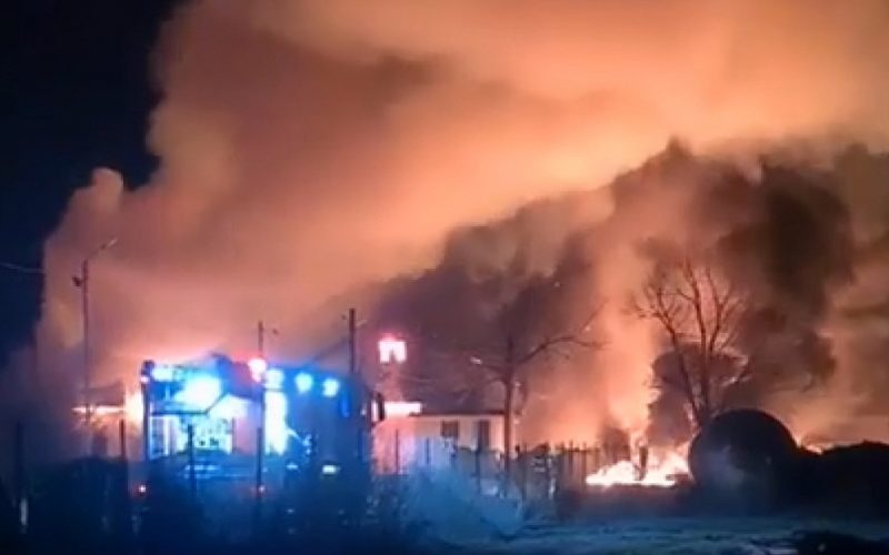 Incendiu devastator, doi bărbaţi în stare critică