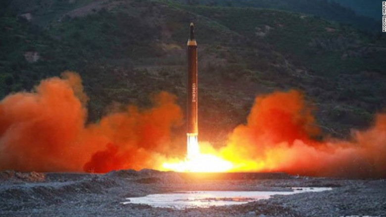 Preşedintele american a avertizat că vor exista „răspunsuri” dacă Phenianul va continua să lanseze rachete balistice