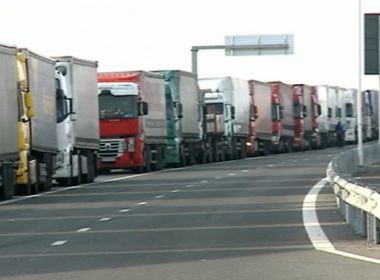 Sute de camioane aşteaptă la frontieră să intre în Ungaria. Motivul? Controalele amănunţite