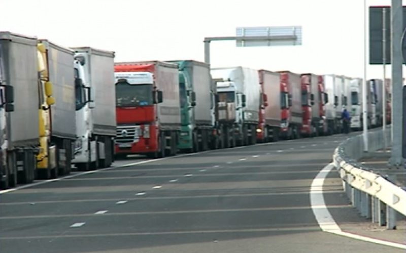 Sute de camioane aşteaptă la frontieră să intre în Ungaria. Motivul? Controalele amănunţite