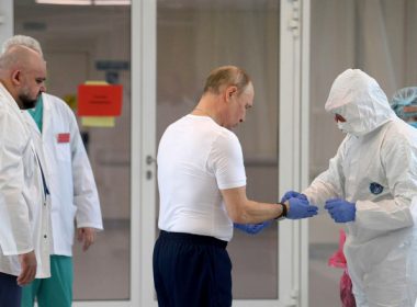 Vladimir Putin se vaccinează mâine cu Sputnik V