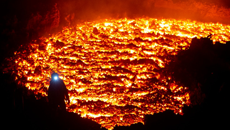 O erupţie a unui vulcan din Rusia i-a făcut pe zeci de turişti să-şi rişte viaţa pentru o poză