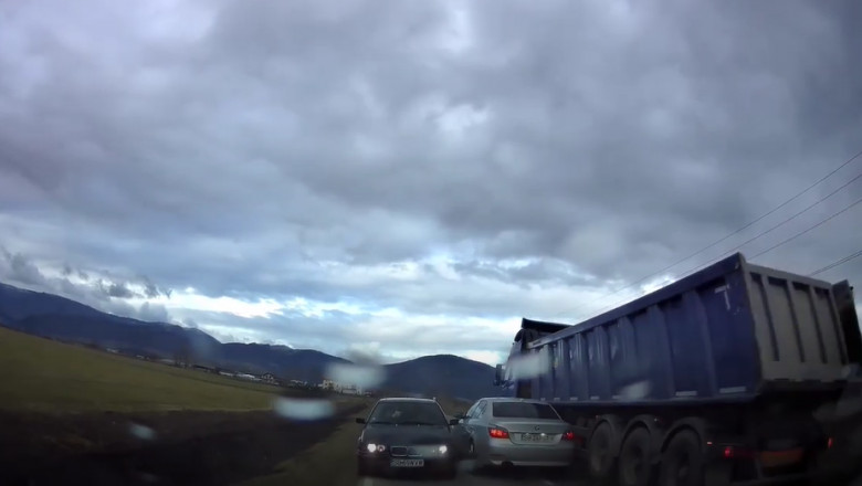 Imagini şocante filmate cu camera de bord. Un şofer din Sibiu forţează o depăşire şi pune în pericol pasagerii din două maşini