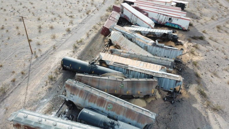 Un tren de marfă cu 44 de vagoane cu substanţe chimice inflamabile a deraiat în deşertul Mojave