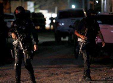 Atac armat în Mexic. O grupare criminală a deschis focul asupra unui convoi de poliţişti şi procurori, cel puţin 13 morţi