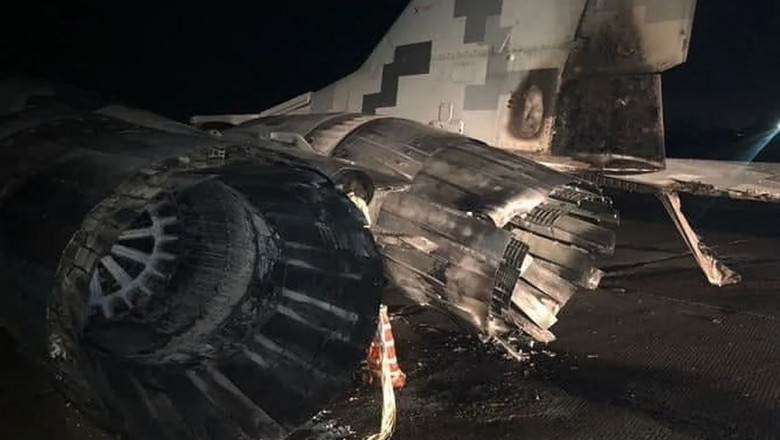 Un ucrainean beat a distrus un avion MiG-29 după ce a intrat cu maşina în el. Cum arată autoturismul după accident
