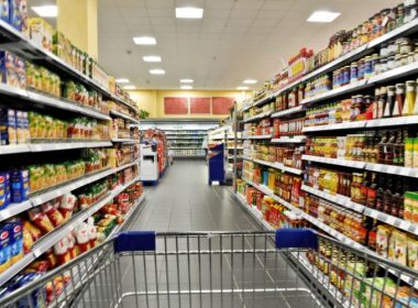 Marii retaileri europeni dictează preţul coşului de consum în România, spun experţii