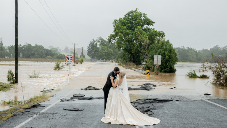 Cum s-au căsătorit, până la urmă, doi tineri separaţi de inundaţiile cumplite din Australia. Povestea din spatele fotografiei
