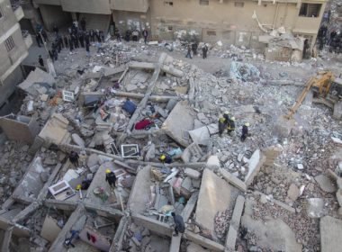 O clădire de zece etaje s-a prăbuşit în Cairo. Opt oameni au murit, zeci sunt răniţi, iar căutările sub dărâmături continuă