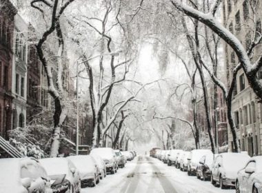 Mai multe drumuri naţionale sunt acoperite de zăpadă. Maşinile circulă cu dificultate