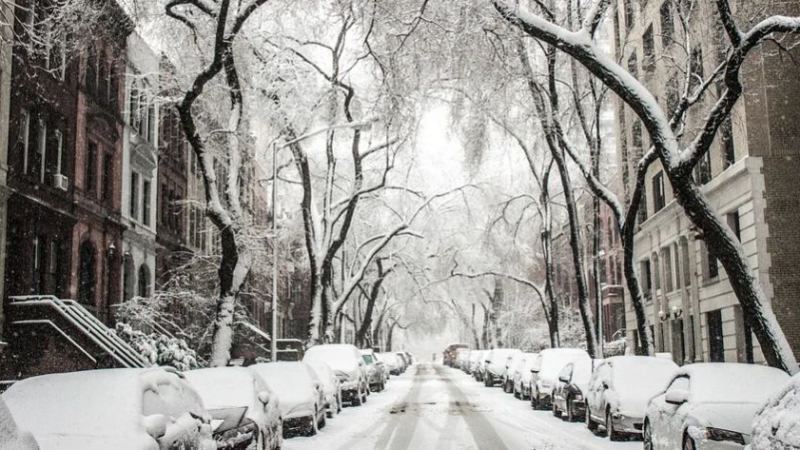 Mai multe drumuri naţionale sunt acoperite de zăpadă. Maşinile circulă cu dificultate