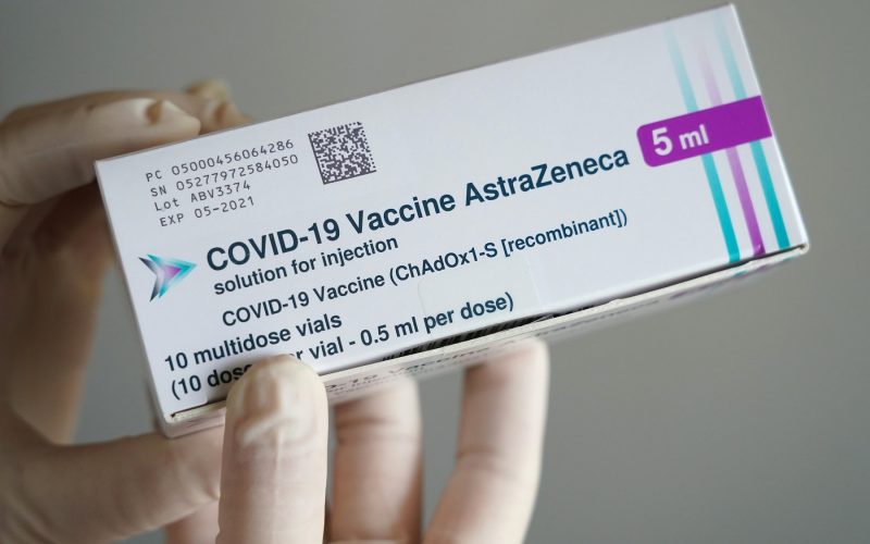 Universitatea Oxford a întrerupt studiul clinic pe copii şi adolescenţi pentru vaccinul AstraZeneca