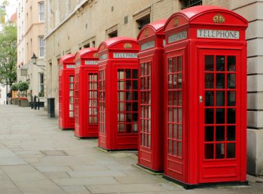 Cum au ajuns celebrele cabine telefonice roşii să salveze vieţile britanicilor în pandemie