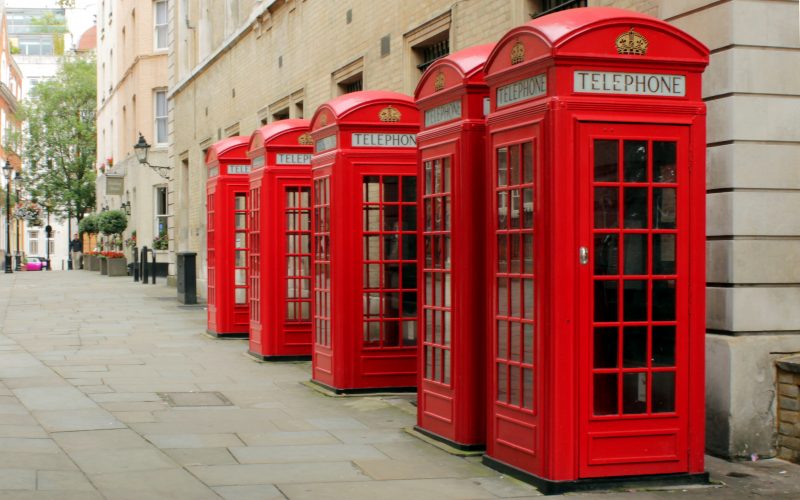 Cum au ajuns celebrele cabine telefonice roşii să salveze vieţile britanicilor în pandemie