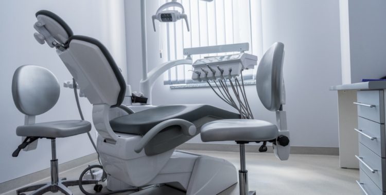 Lunga listă de grozăvii făcute de un stomatolog român acuzat de pacienţii săi şi condamnat în Franţa