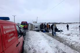 Microbuz cu 19 elevi, implicat într-un accident în Suceava. A fost activat Planul Roşu de Intervenţie
