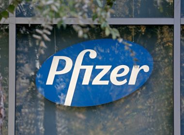 Pfizer anticipează venituri de 54 de miliarde de dolari în 2022 din vânzările de vaccinuri şi pastila sa pentru Covid-19
