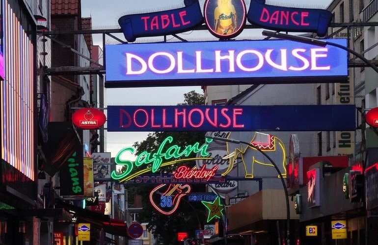 Cluburile de striptease din New York au dat în judecată autorităţile