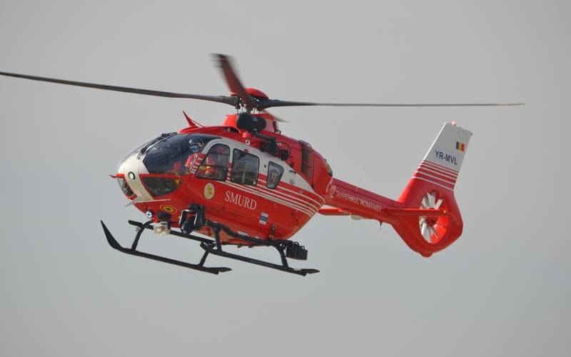 O fată de 12 ani a fost preluată de un elicopter SMURD după ce a fost accidentată de o maşină la Buneşti Avereşti
