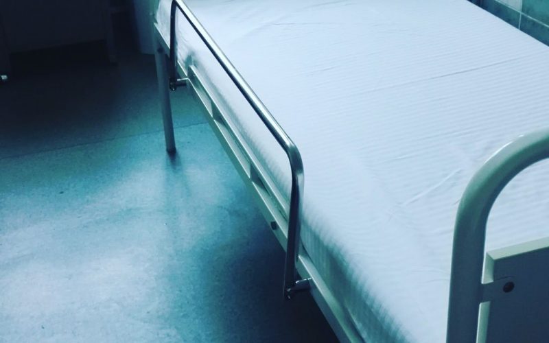 Medic din Bihor, cercetat după ce a spus că tratează bolnavi de COVID în cabinetul său, după propriile scheme de tratament, în timp ce în spitale pacienţii sunt ucişi