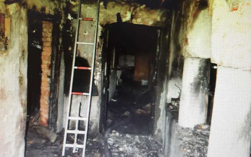 Un bărbat de 49 de ani şi fiica sa de 8 ani, găsiţi carbonizaţi în urma unui incendiu la o casă
