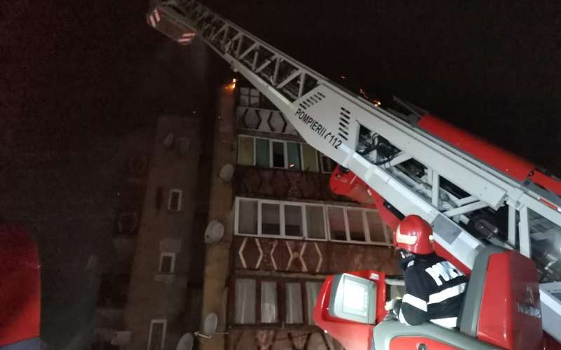 Incendiu la un bloc din comuna Rodna; 180 de persoane evacuate