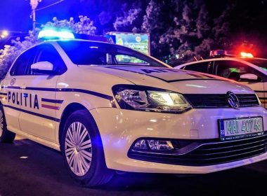 Autoturism răsturnat într-o prăpastie, în Alba. Două persoane sunt încarcerate