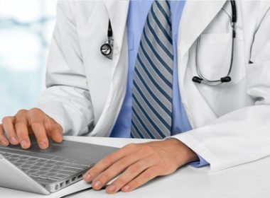 Brăţări electronice pentru supravegherea medicilor: „Este înjositor pentru profesionişti”