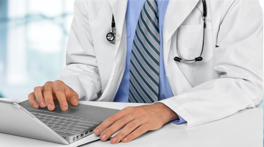 Brăţări electronice pentru supravegherea medicilor: „Este înjositor pentru profesionişti”