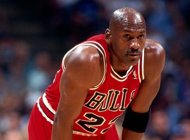 O pereche de bascheţi purtaţi de Michael Jordan în primul său sezon din NBA a fost vândută cu aproape 1,5 milioane de dolari