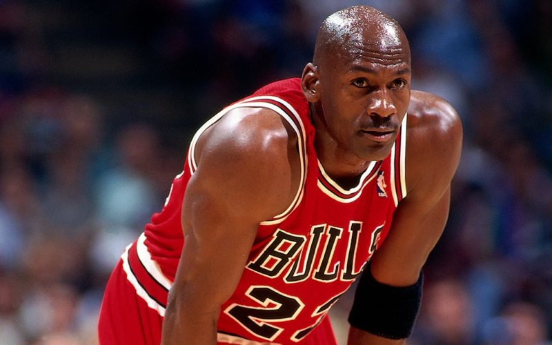 O pereche de bascheţi purtaţi de Michael Jordan în primul său sezon din NBA a fost vândută cu aproape 1,5 milioane de dolari
