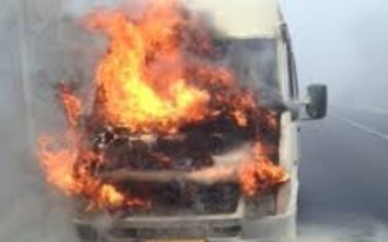 Un microbuz cu 8 persoane a luat foc în mers pe DN1