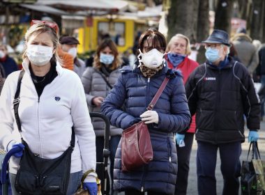 Azi se decide dacă masca va redeveni obligatorie în apropierea şcolilor, în Bucureşti. Stoica: Măsura e necesară