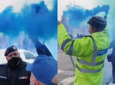 Protest cu fumigene la Ministerul de Interne – Poliţiştii cer demisia ministrului şi au cântat Imnul