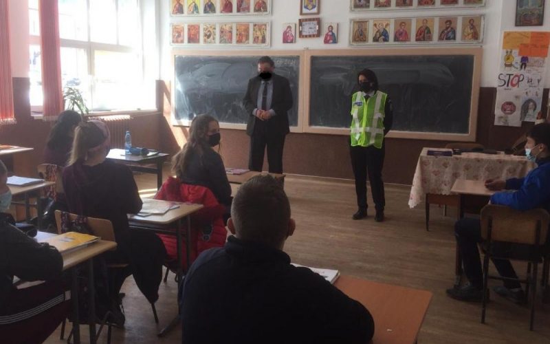 Poliţia Suceava, despre fotografia cu profesorul cu masca desenată pe faţă: O regretabilă eroare. Facem verificări