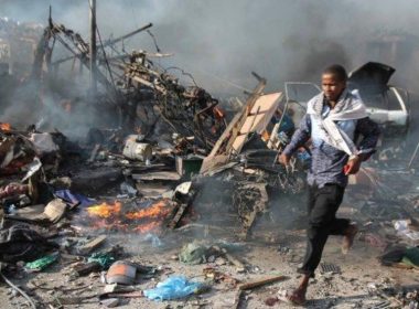 Atac cu maşină-capcană în Somalia. Cel puţin 25 de morţi şi 30 de răniţi
