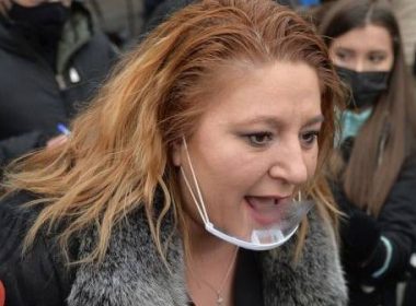 Diana Şoşoacă a chemat poliţia şi a reclamat că a fost agresată de membri unei echipe străine de televiziune