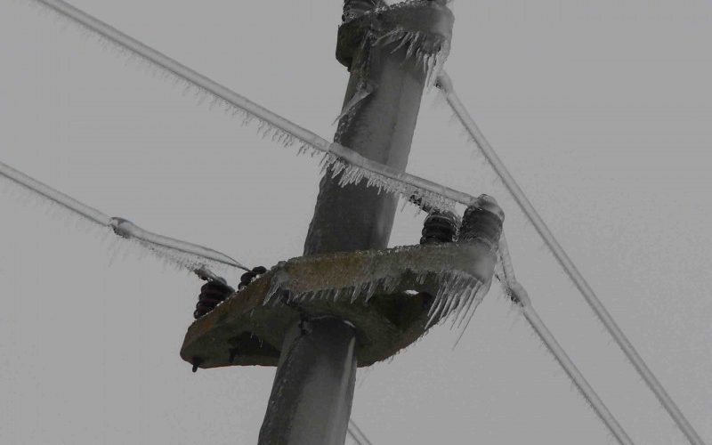 Mii de locuitori din Apuseni nu au curent în urma unor avarii provocate de ninsori